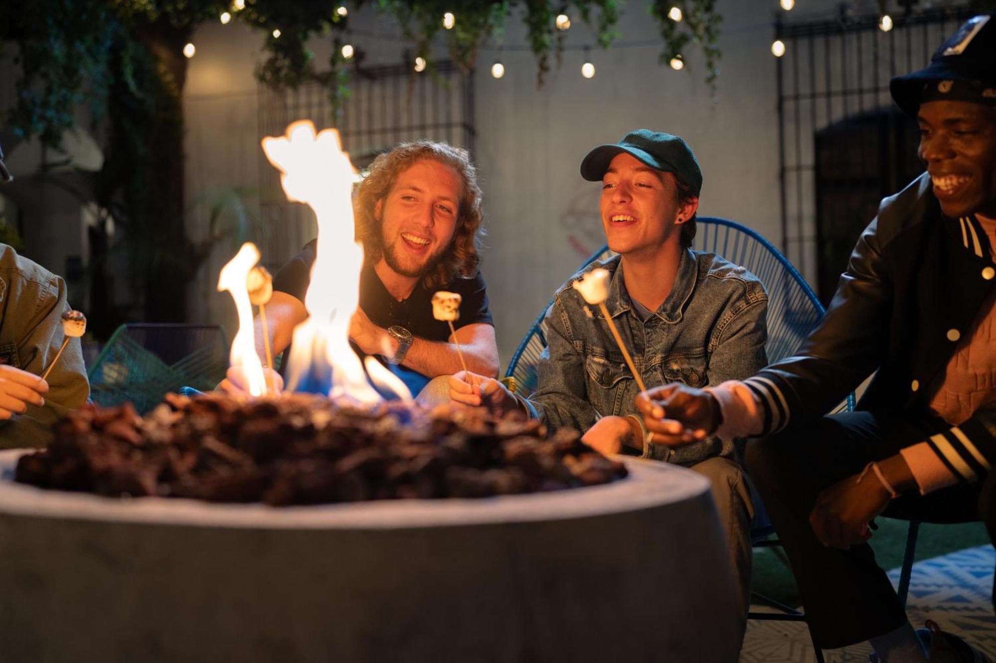 Adra Hostel Antigua Extérieur photo Marshmallows roasting over a fire