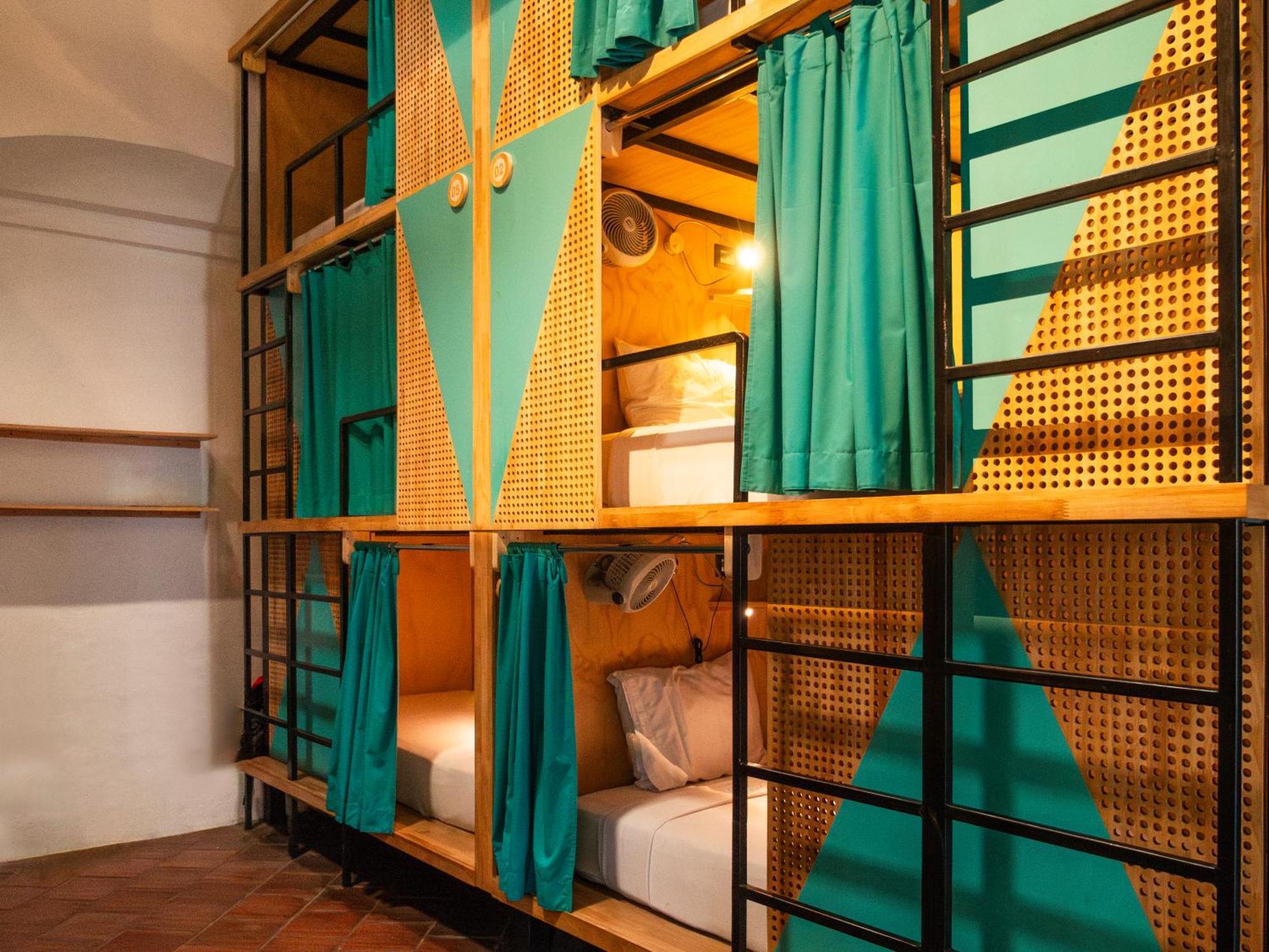Adra Hostel Antigua Extérieur photo A capsule hotel in Tokyo