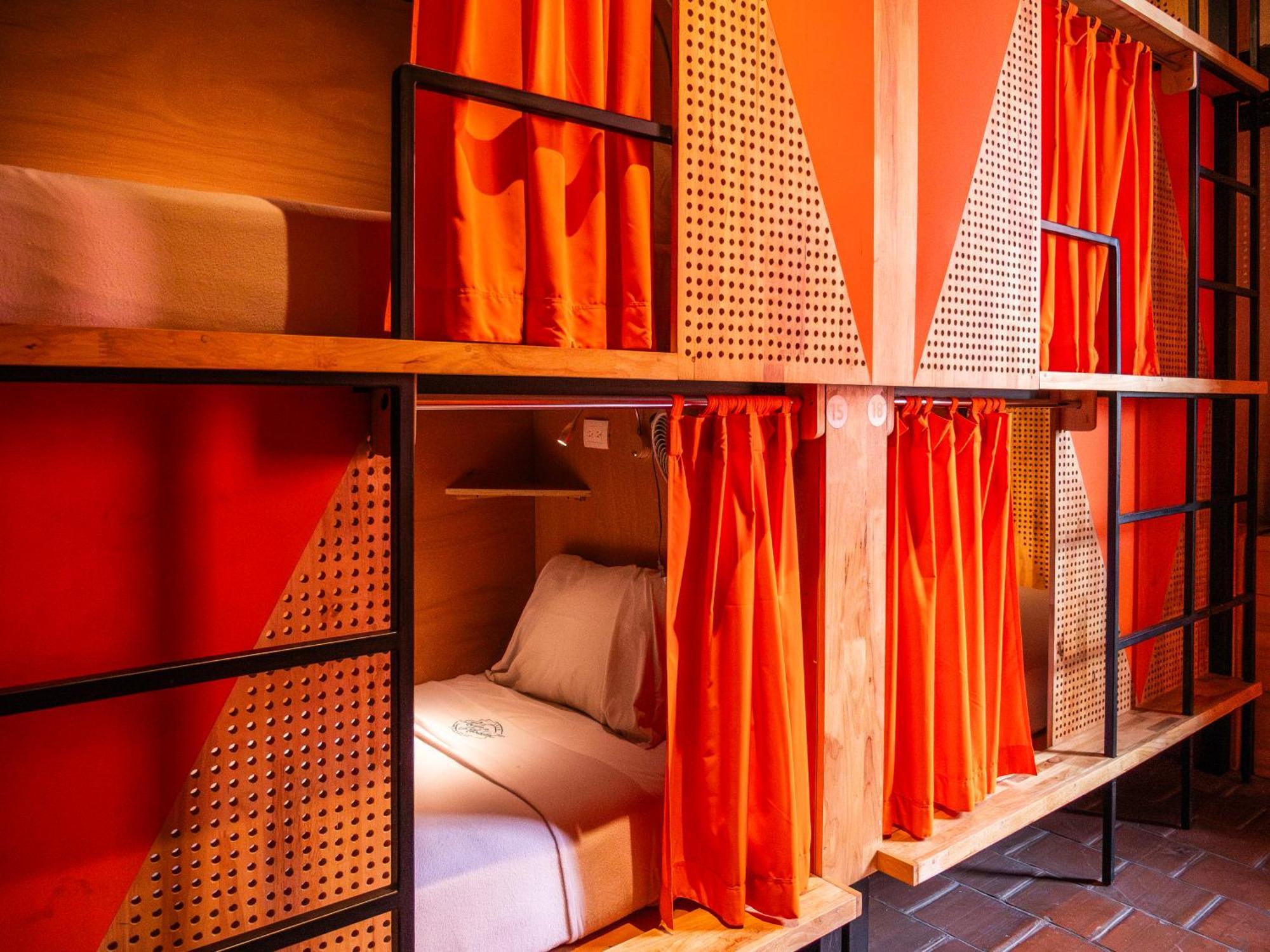 Adra Hostel Antigua Extérieur photo A capsule hotel in Tokyo