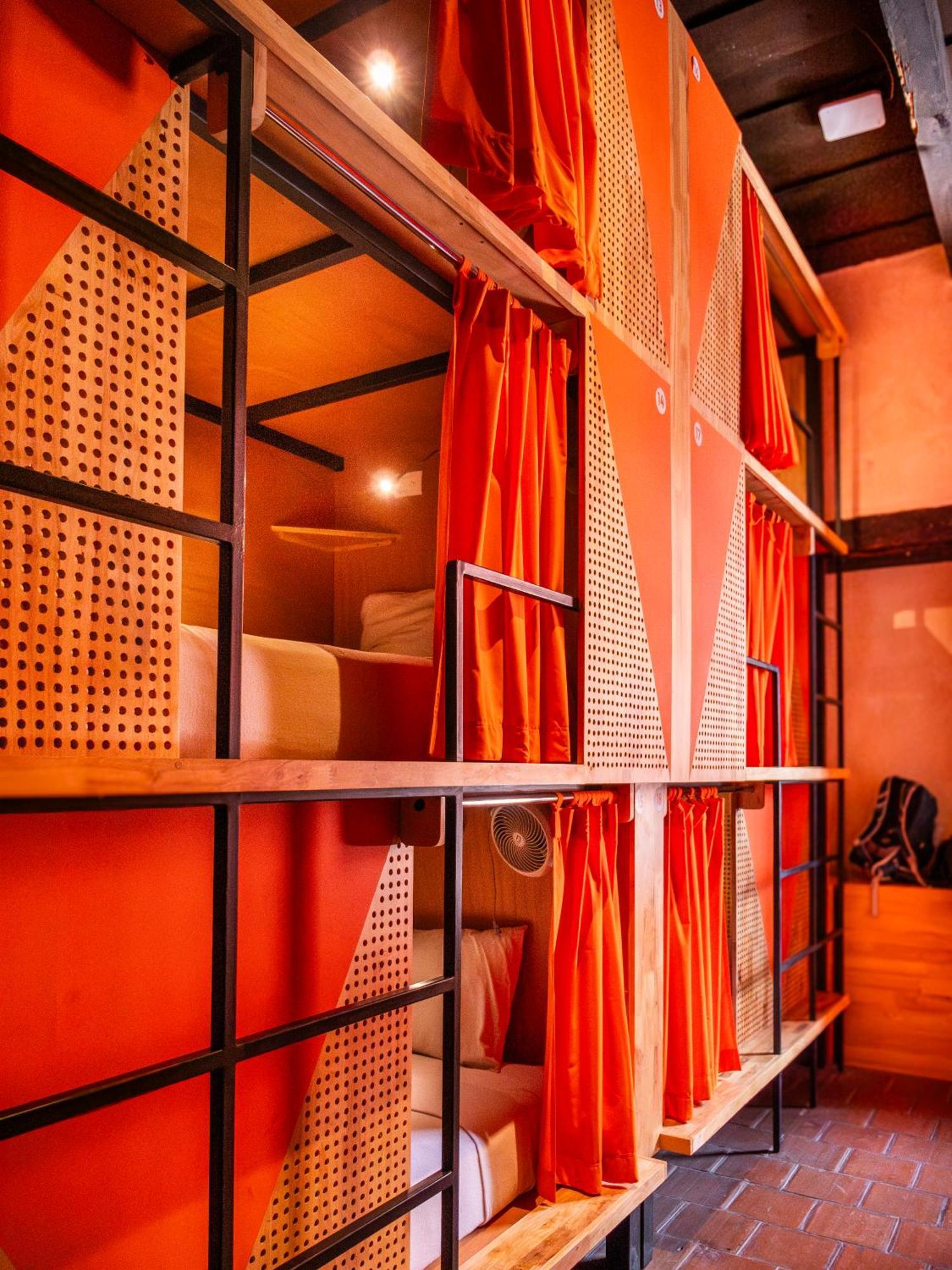 Adra Hostel Antigua Extérieur photo A capsule hotel in Tokyo