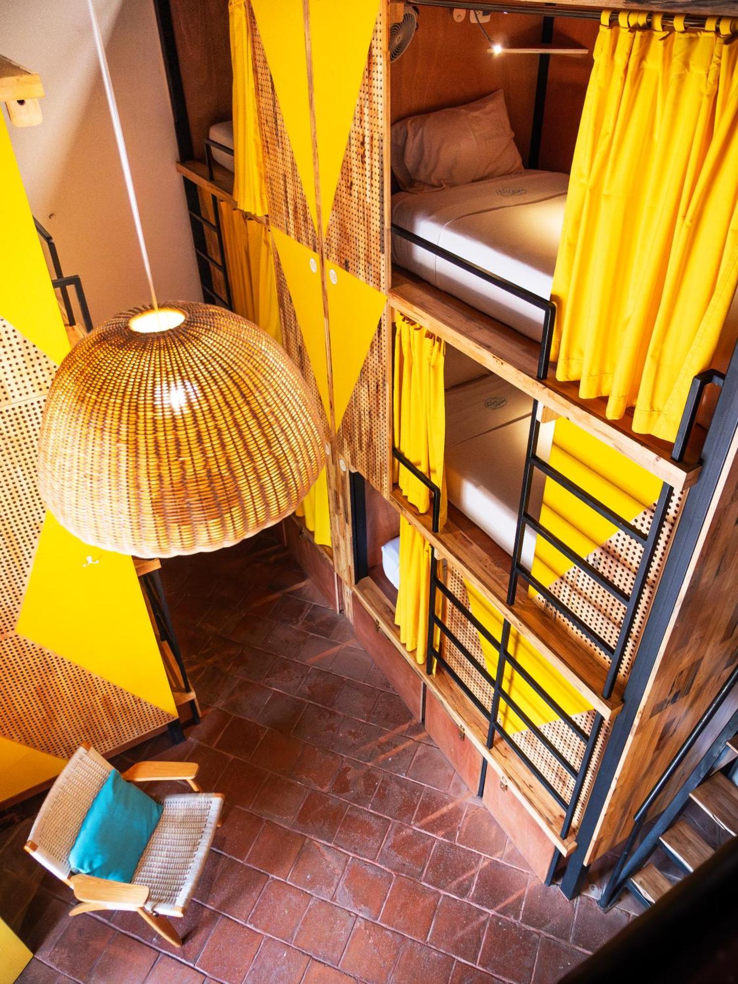 Adra Hostel Antigua Extérieur photo Interior of the library