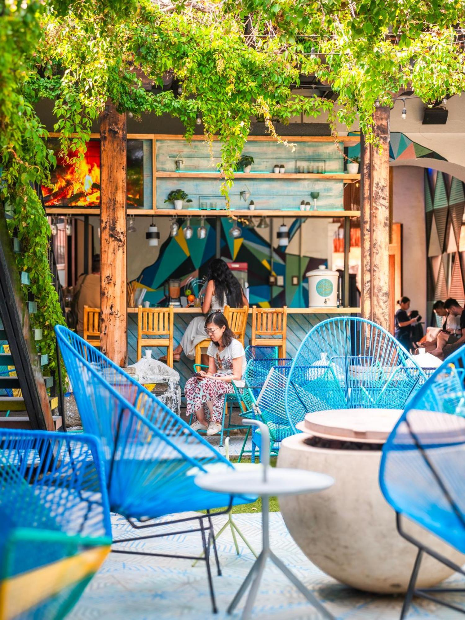Adra Hostel Antigua Extérieur photo A coffee shop in Ho Chi Minh City