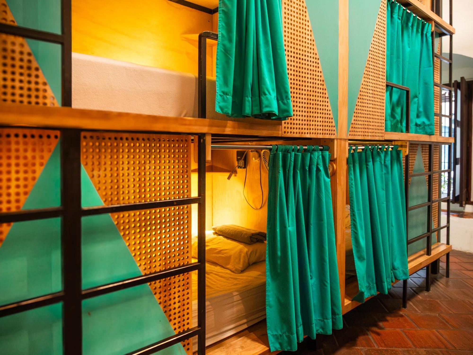 Adra Hostel Antigua Extérieur photo A capsule hotel in Tokyo